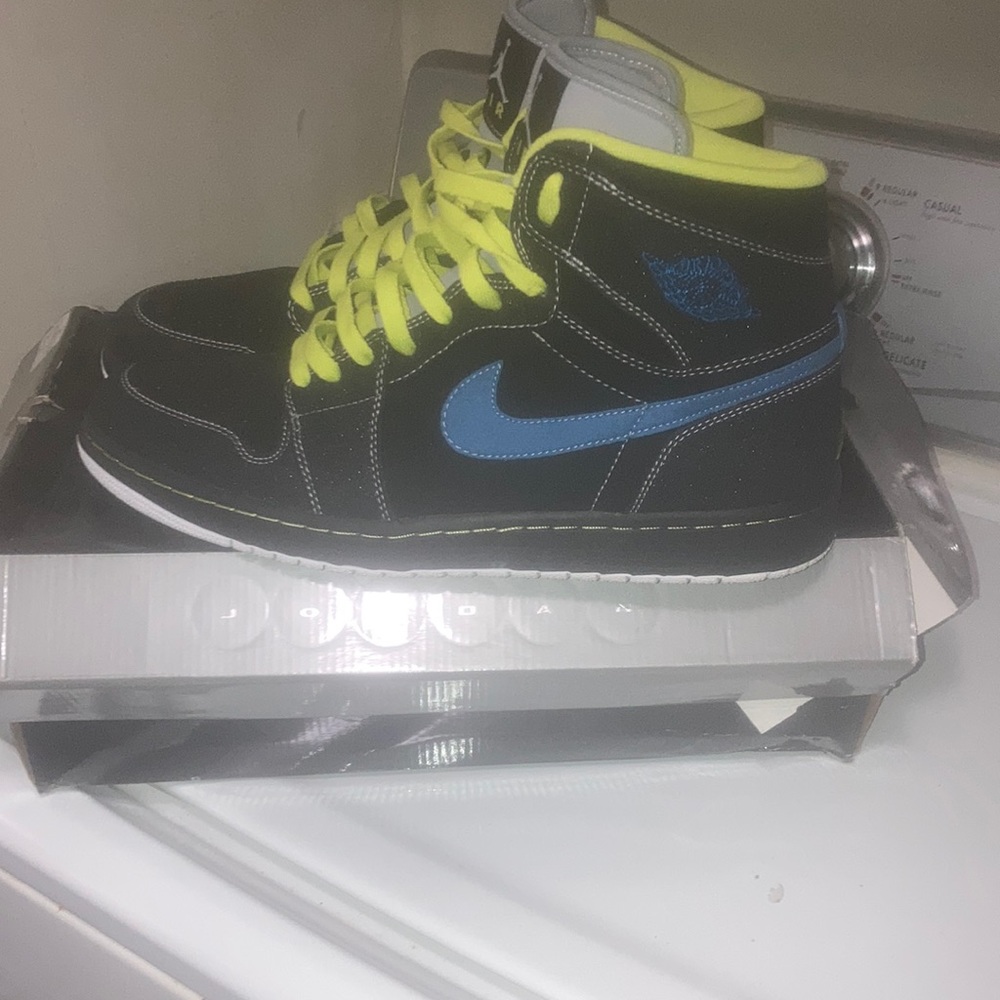 Jordan 1 hi black cyber